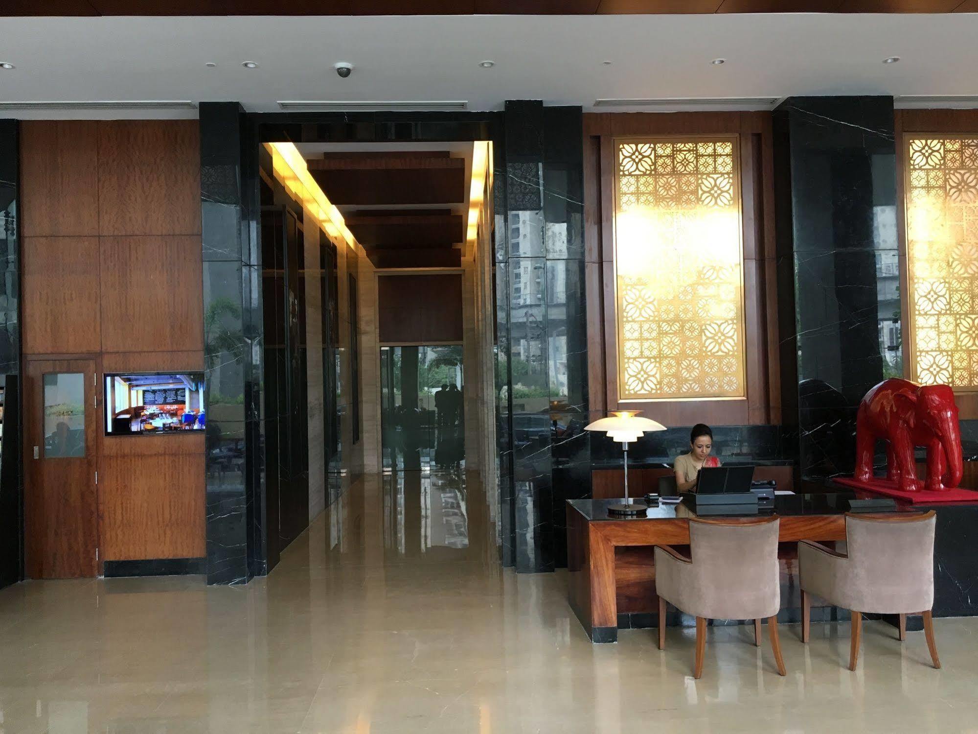 The Anya Hotel-Golf Course Road Гургаон Экстерьер фото