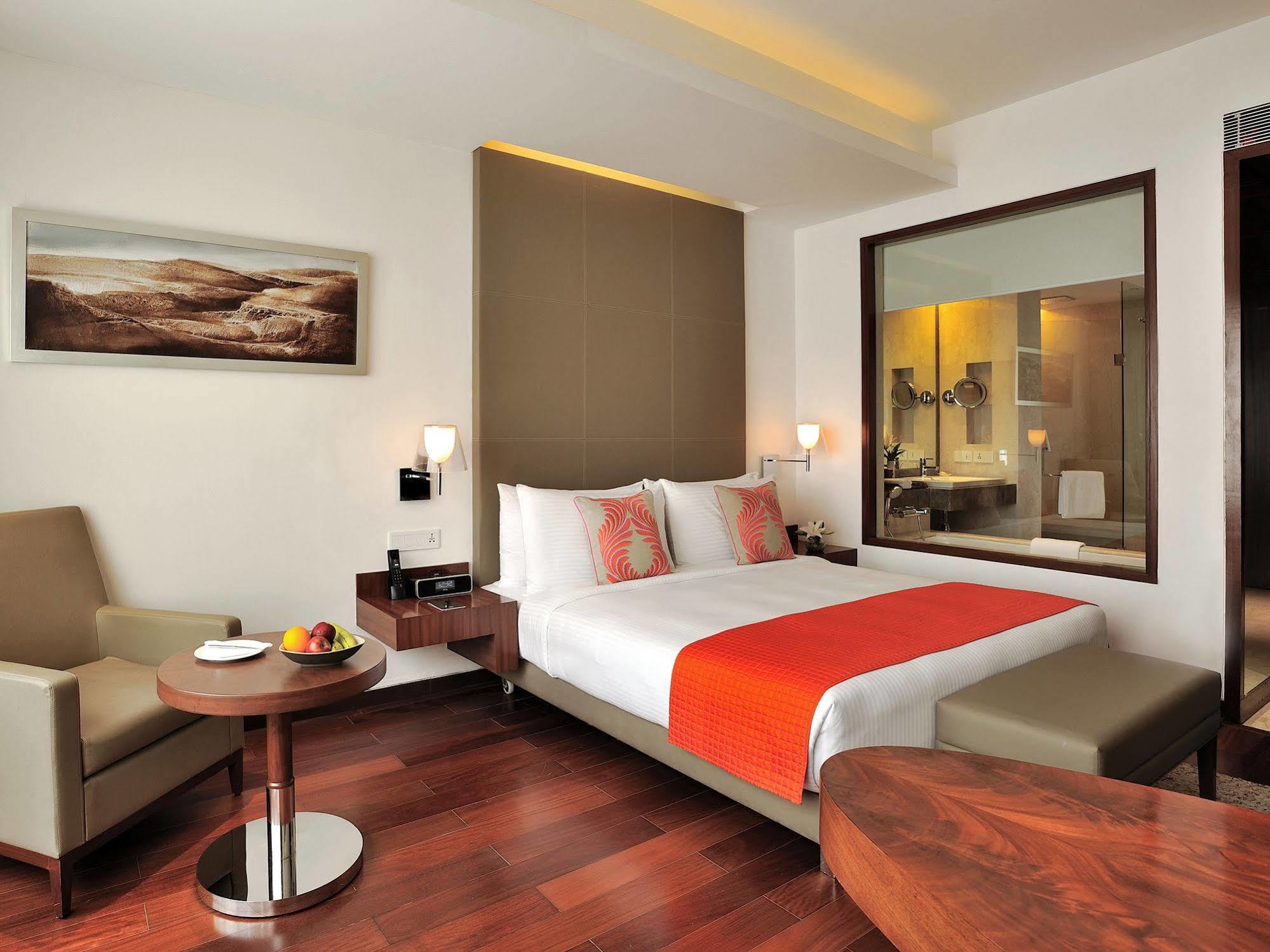 The Anya Hotel-Golf Course Road Гургаон Экстерьер фото